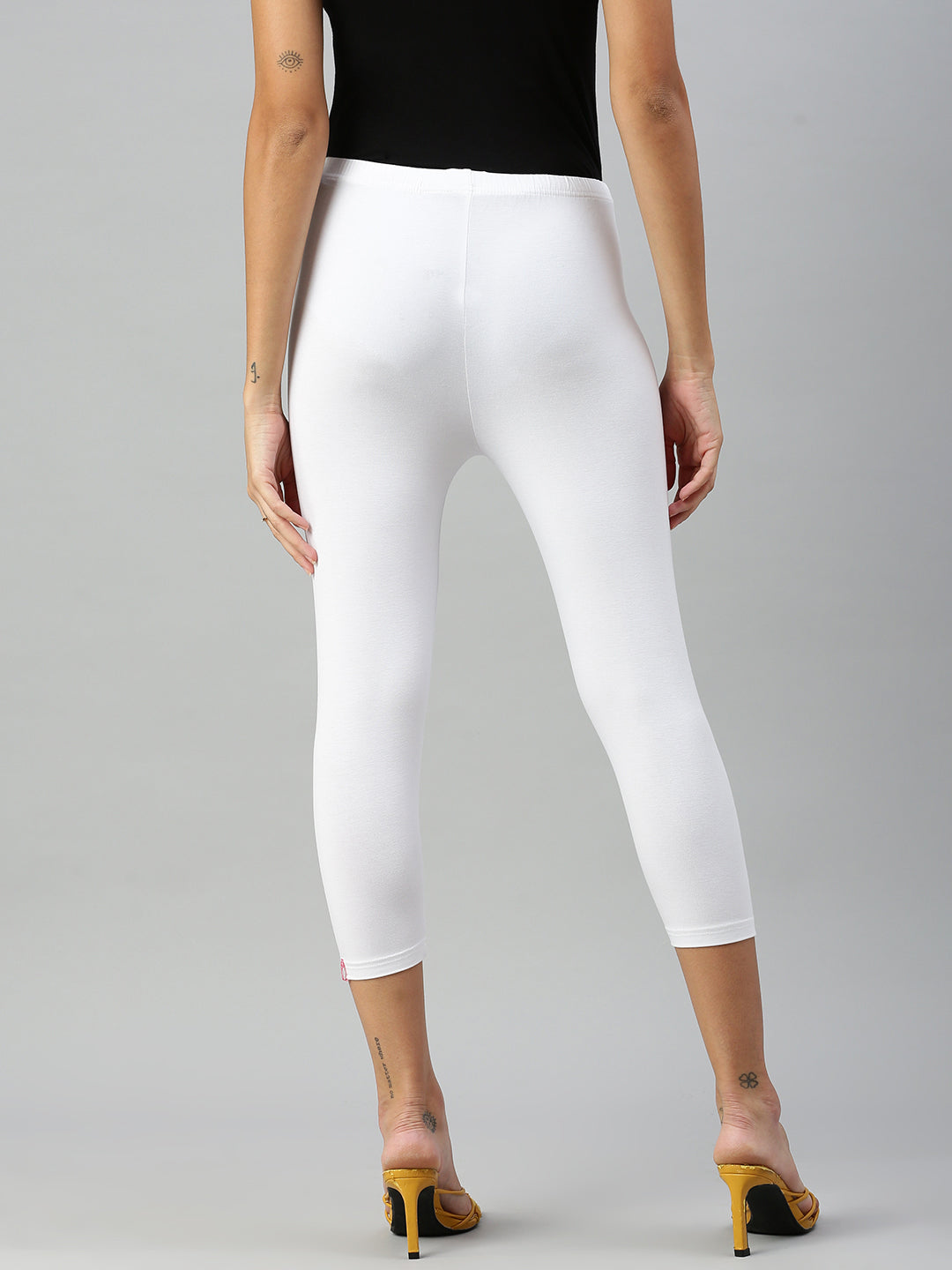 Nike Universa Women's Medium-Support High-Waisted Capri Leggings with  Pockets. Nike.com