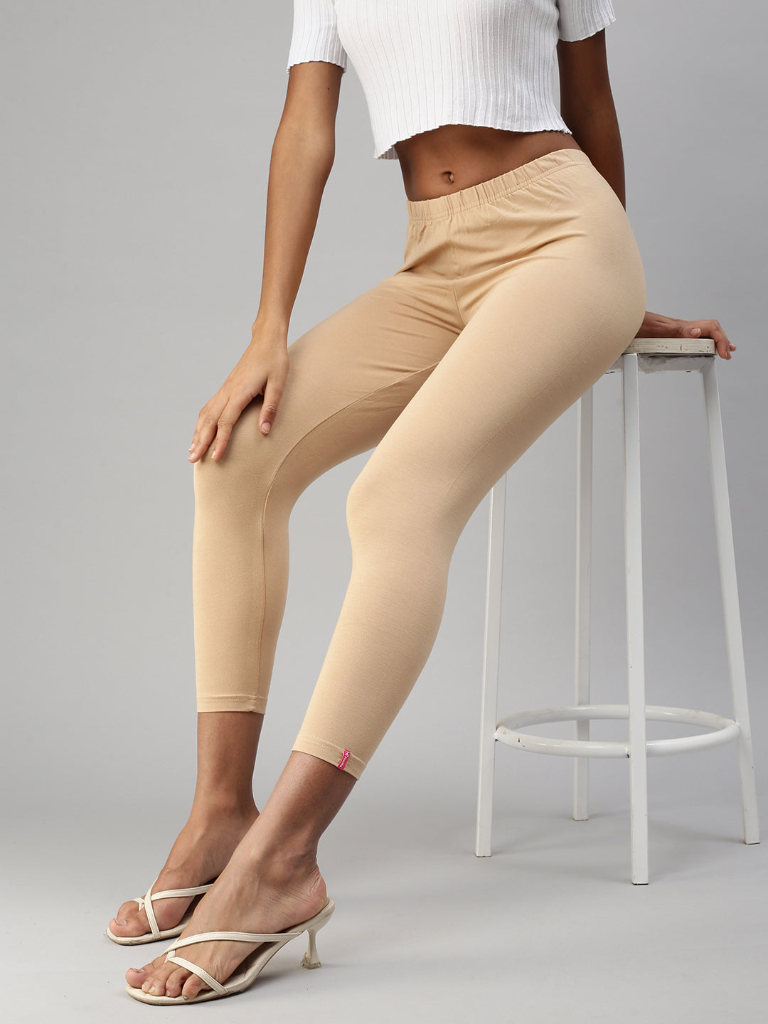 AUTUMN IS TINGED WITH WELLNESS WITH LEGGINGS IN DERMOFIBRA